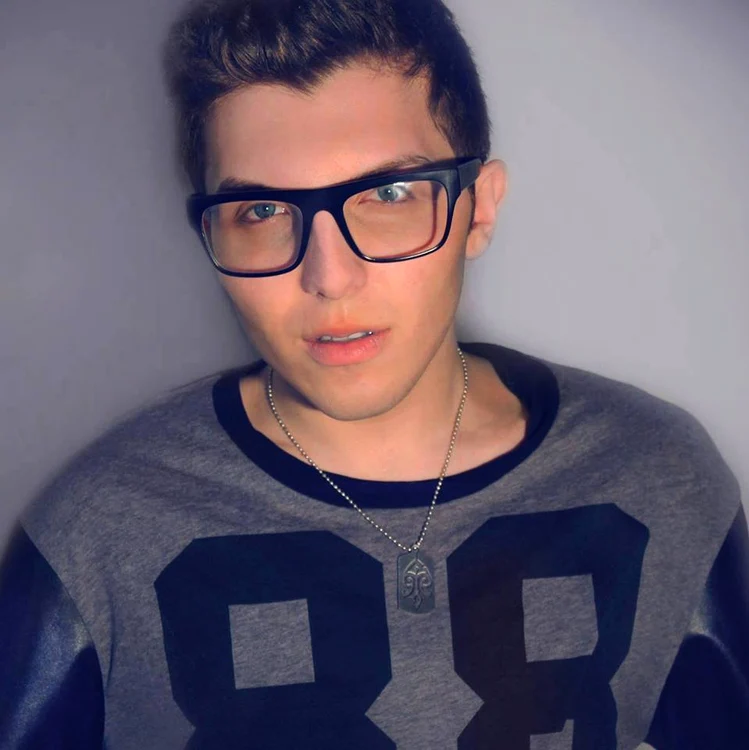 Mike il imită pe Justin Bieber