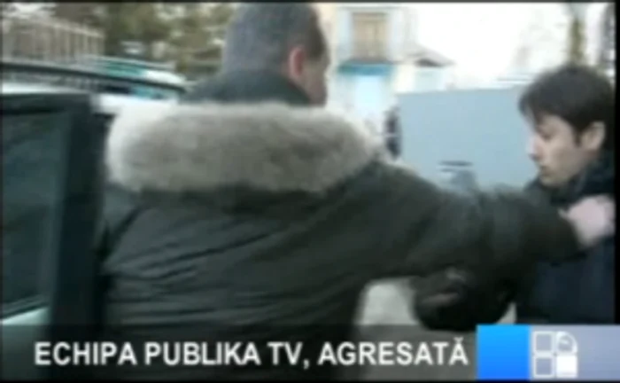 Echipa Publika TV, agresată în curtea bisericii