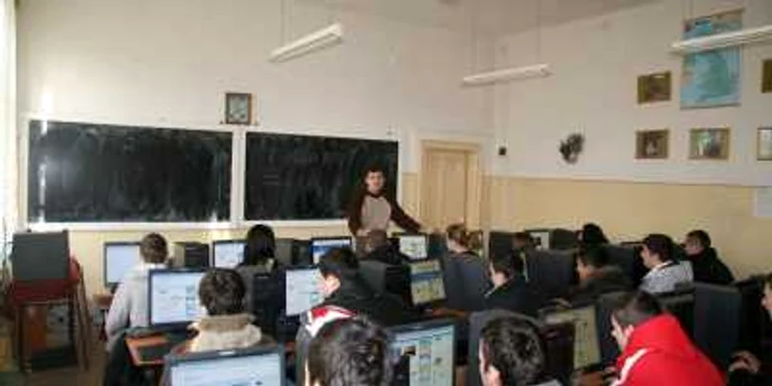 Profesorii riscă să primească restul banilor în aprilie