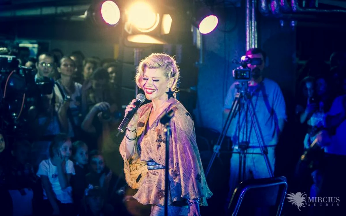 
    Loredana Groza, în Garajul Europa FM.  