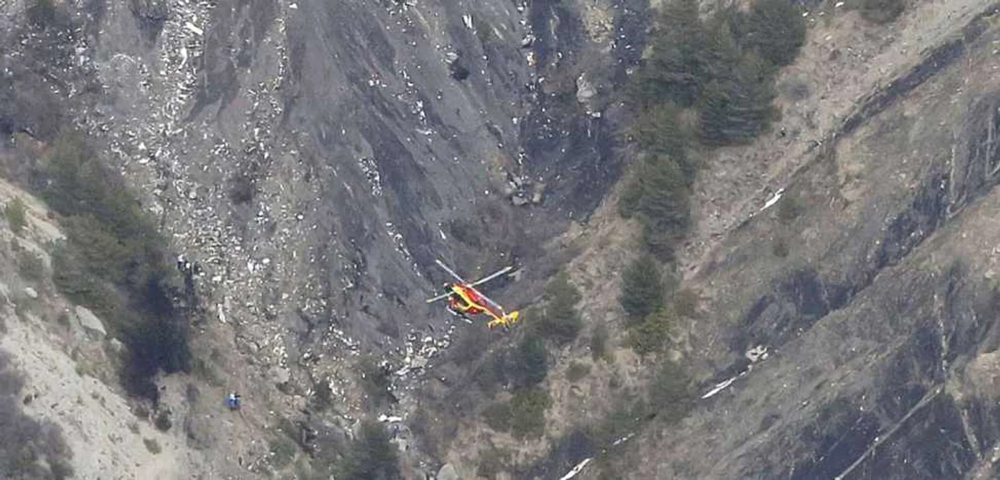 Imagine pe de un versant din Alpii francezi, situat în apropiere de Barcelonnette (sudul Franţei), unde s-a prăbuşit avionul cu 150 de oameni la bord FOTO laprovence.com