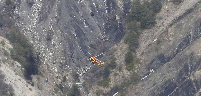 Imagine pe de un versant din Alpii francezi, situat în apropiere de Barcelonnette (sudul Franţei), unde s-a prăbuşit avionul cu 150 de oameni la bord FOTO laprovence.com