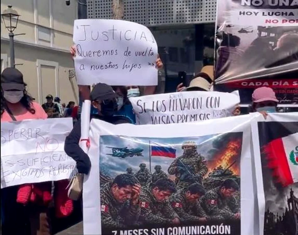 Familiile celor care au ajuns pe front în Rusia protestează la Lima FOTO: X