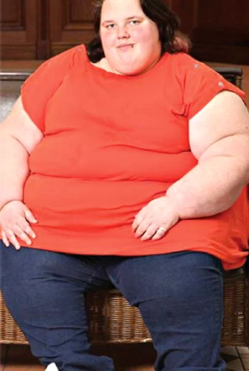 Georgia Davis, în vârstă de 19 ani, a fost scoasă de pompieri din locuinţa ei, aceştia folosind o rampă