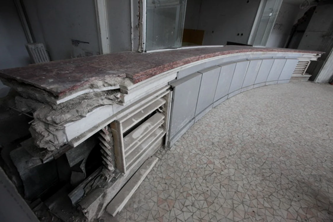 Marmura de Rușchița de la biroul de check-in este distrusă pe alocuri