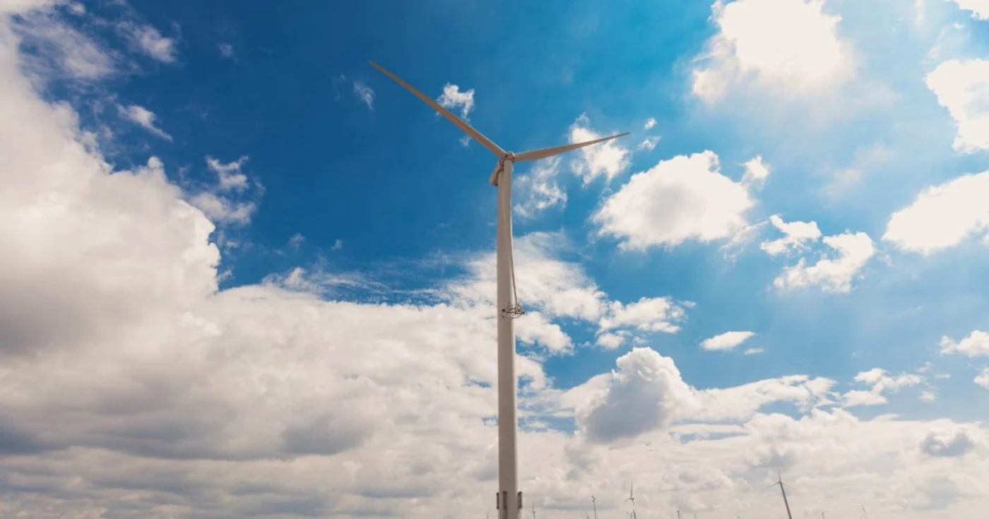 Energia eoliană nu este rentabilă şi necesită subvenţii masive pentru a fi menţinută pe linia de plutire, iar producătorii se plâng de reducerea acestora, după ce industria grea a ameninţat cu relocarea