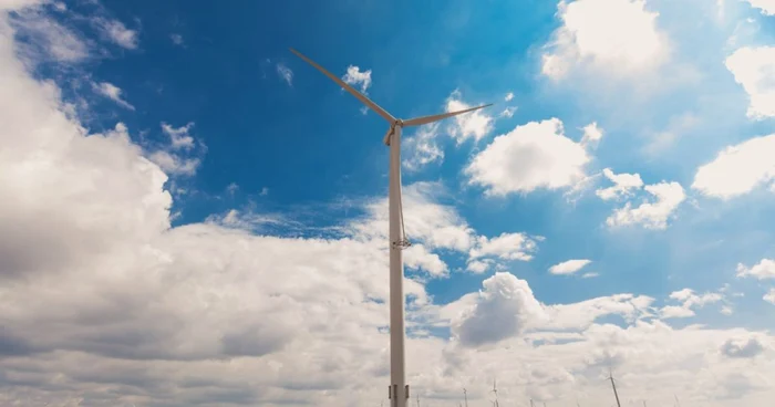 Energia eoliană nu este rentabilă şi necesită subvenţii masive pentru a fi menţinută pe linia de plutire, iar producătorii se plâng de reducerea acestora, după ce industria grea a ameninţat cu relocarea