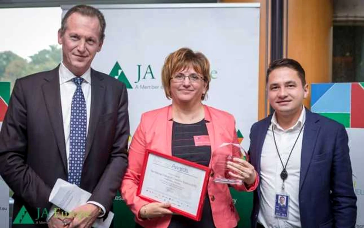 Daniela Neamţu, directoarea Colegiului Naţional de Informatică din Piatra Neamţ, la ceremonia de premiere de la Parlamentul European FOTO Facebook