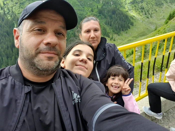 Mircea și Mihaela Ogrezeanu împreună cu fetițele lor. Sursă foto: Facebook  