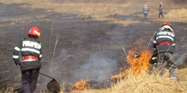 Din cauza zonelor greu accesibile, pompierii sunt de multe ori nevoiţi să stingă incendiile cu lopeţi şi mături