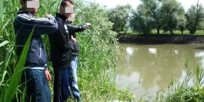 Tinerii au trecut înot râul Prut (Foto Arhivă)