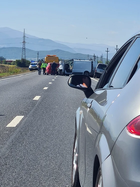 Carambol pe DN 1 în Avrig - Sibiu cu patru maşini şi o victimă Foto Vladd DobreaColoană de maşini pe DN 1 în Avrig - Sibiu în urma unui carambol cu patru autovehicule Foto Alexandru Nicolae.jpg