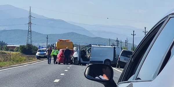 Carambol pe DN 1 în Avrig - Sibiu cu patru maşini şi o victimă Foto Vladd Dobrea
