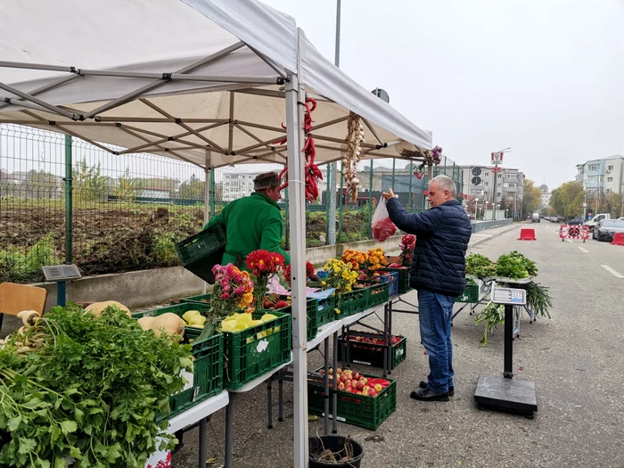 Sunt clienți care vor mai mult marfă românească decât confortul din supermarket FOTo: A.M.