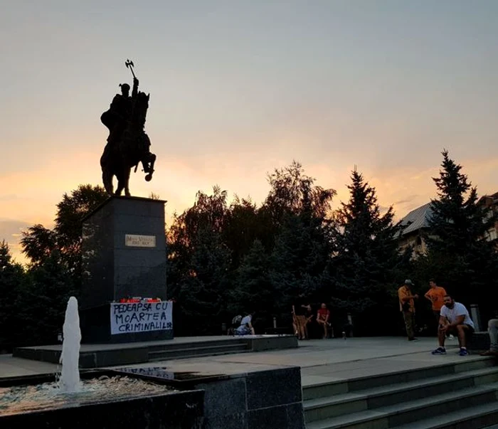Oltenii și statuile jpeg