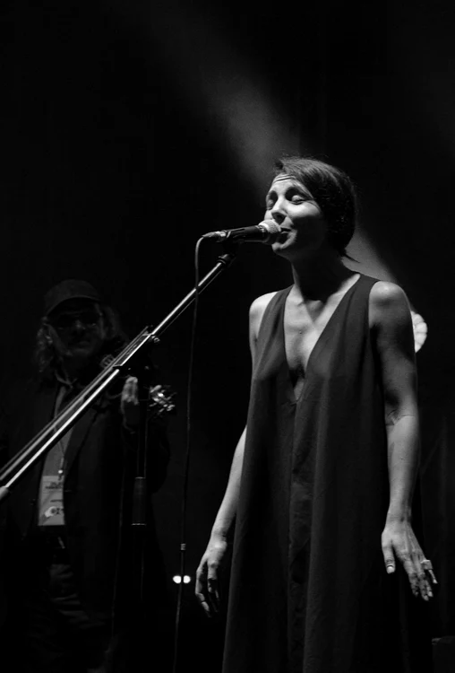 Corina Sîrghi, pe scena, cantand muzica lautareasca