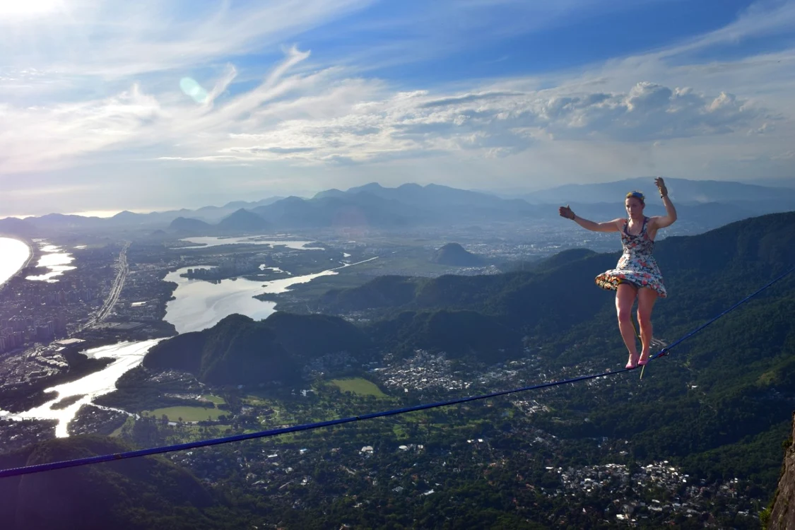 Faith Dickey şi-a pus pantofii cu toc, de culoare roz bombon, şi a mers pe o sfoară întinsă la 840 de metri înălţime, în munţii Pedra da Gávea. FOTO Caters