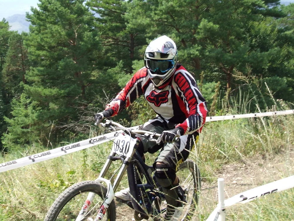Întrecerile din proba de downhill au loc pe muntele Cozla FOTO Florin Jbanca
