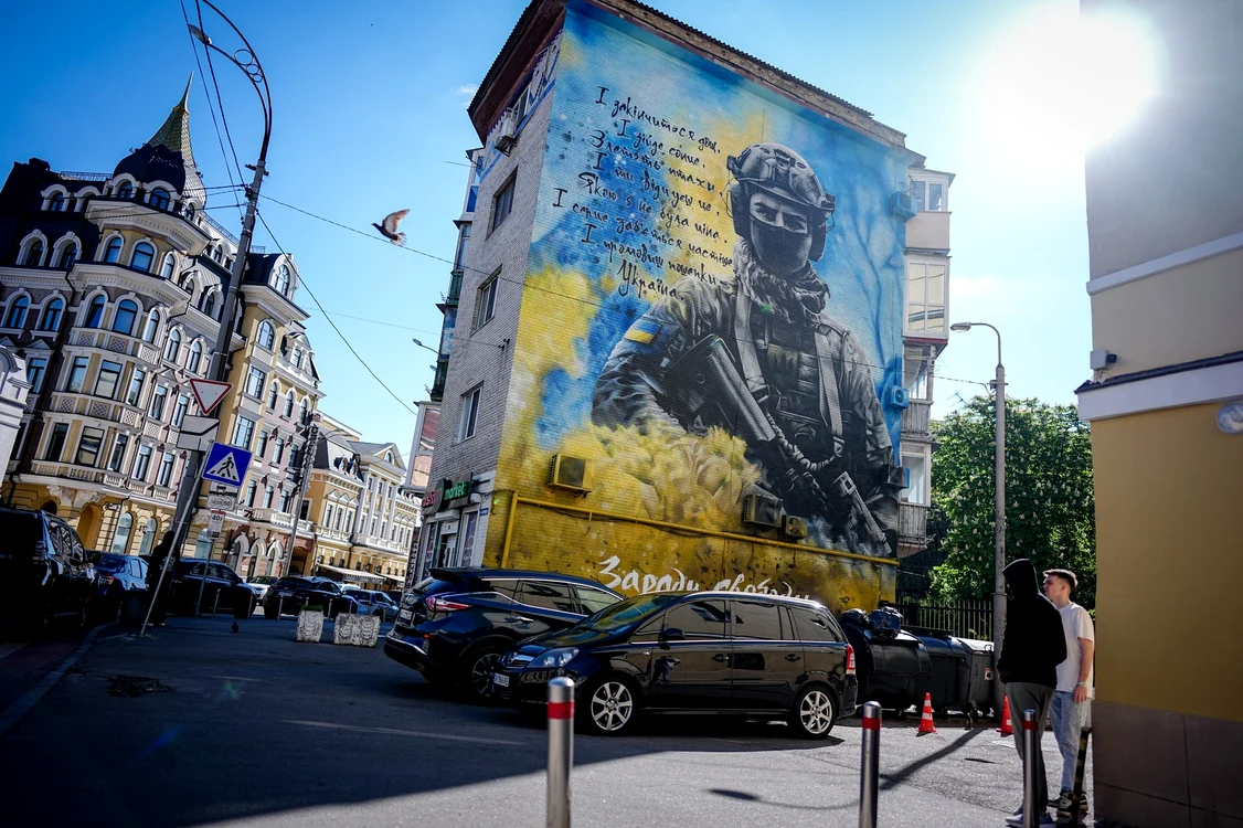 Poster cu o femeie-soldat în Kiev FOTO Profimedia