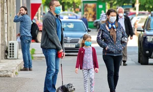 oameni cu masca de protectie 1 jpeg