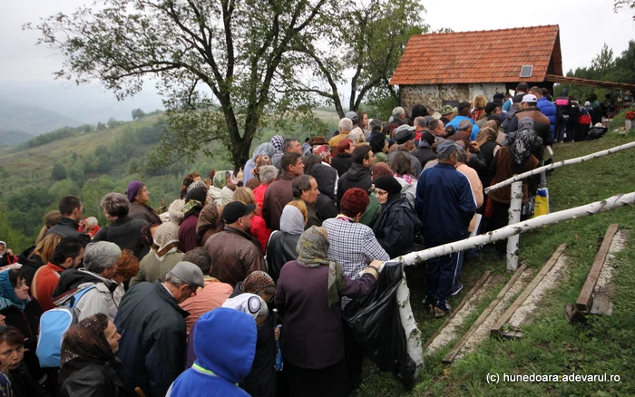Unul dintre pelerinajele din trecut în locul natal al lui Arsenie Boca. Foto: Daniel Guță