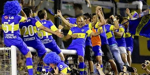 Jucătorii lui Boca au sărbătorit titlul pe barele celor două porţi