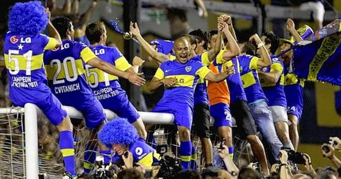 Jucătorii lui Boca au sărbătorit titlul pe barele celor două porţi
