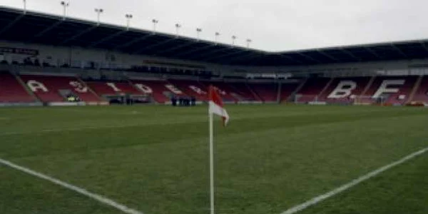 Gazonul stadionului lui Blackpool este îngheţat