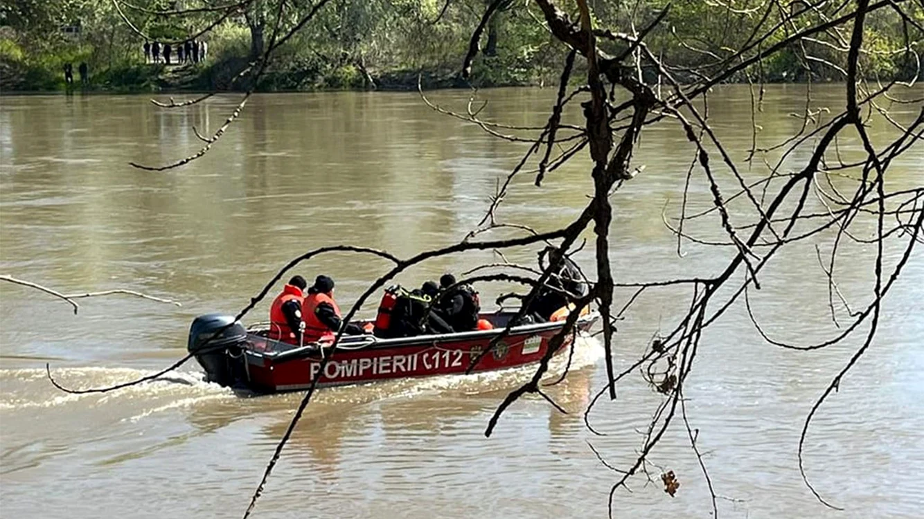Echipele de salvatori continuă căutările pe Mureş. FOTO: Facebook/ISU Arad