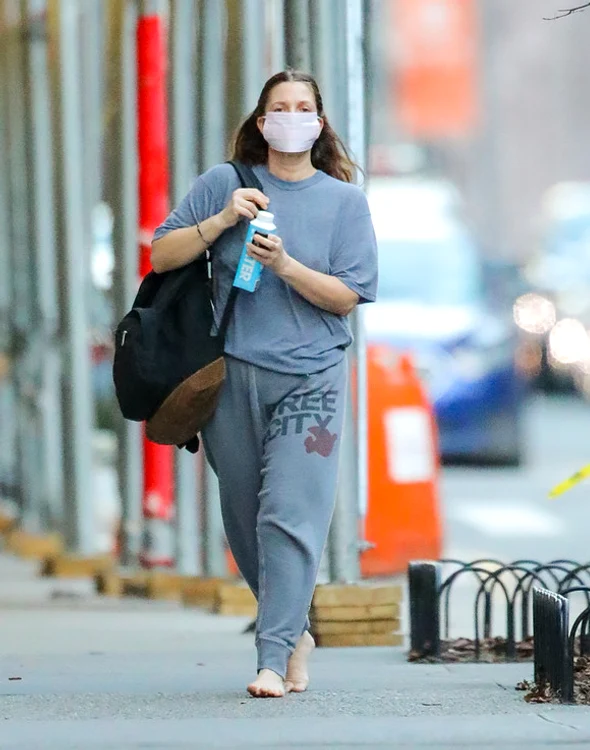 Drew Barrymore a ieșit să se plimbe complet desculță pe străzile din New YorkFoto: Profimedia