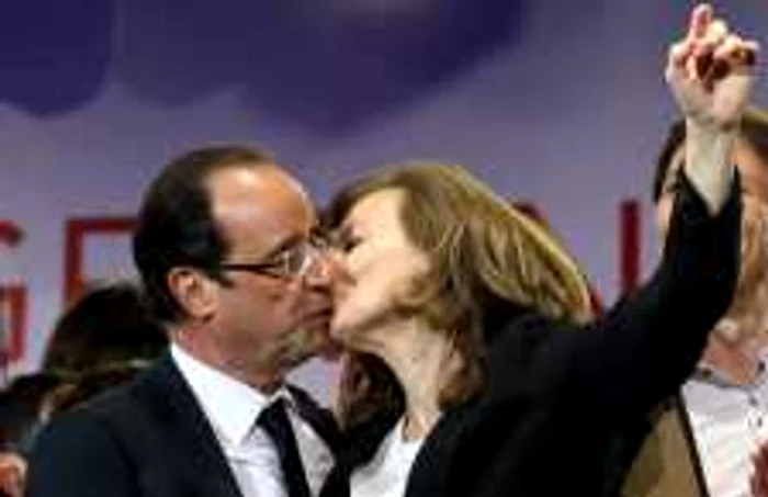 Francois Hollande sărutând-o pe Valerie Trierweiler. FOTO Getty Images