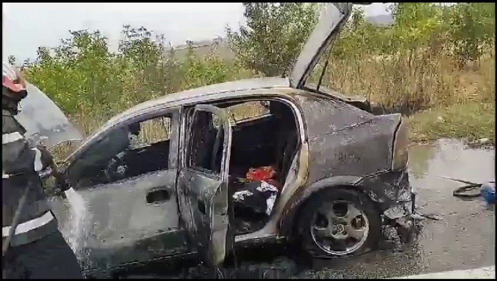 O mașină a luat foc în mers, pe Drumul Expres Craiova - Pitești. Ocupanții au ieșit la timp din autoturism VIDEO