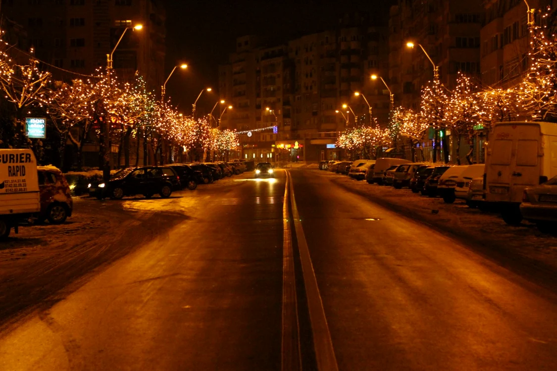 Iluminatul ornamental a costat 800.000 de lei FOTO: Cosmin Carp