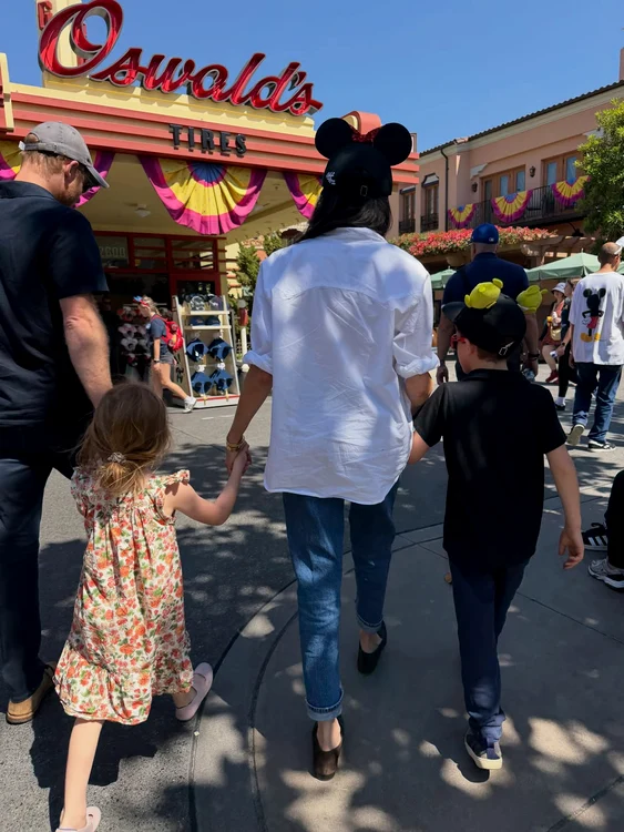 Meghan Harry și copiii la Disneyland, de Ziua Mamei, Foto Instagram (2) jpg