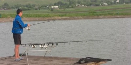 Pescarii pregătesc masa de Florii pe malul iazului Lateş