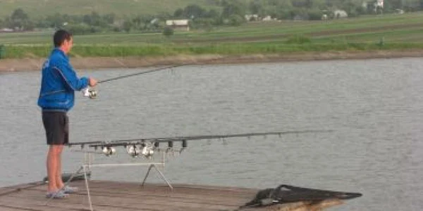Pescarii pregătesc masa de Florii pe malul iazului Lateş