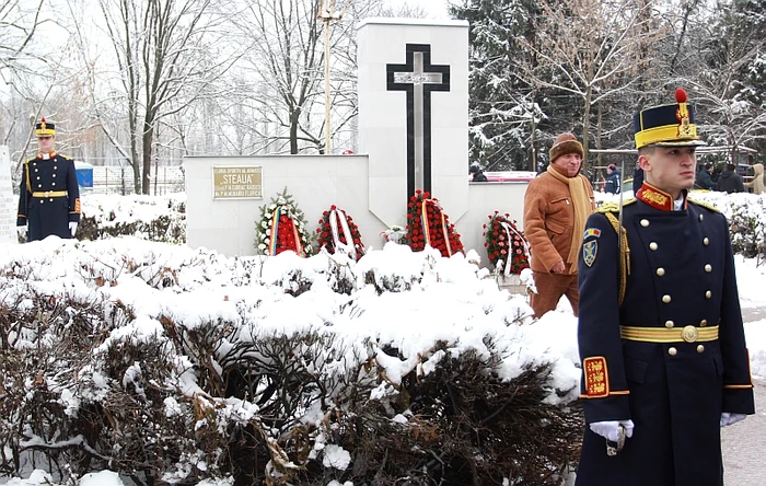 
    Răducu Durbac și Florică Murariu au fost comemorați la monumentul de lângă stadionul de rugby SteauaFoto: Marian Burlacu  