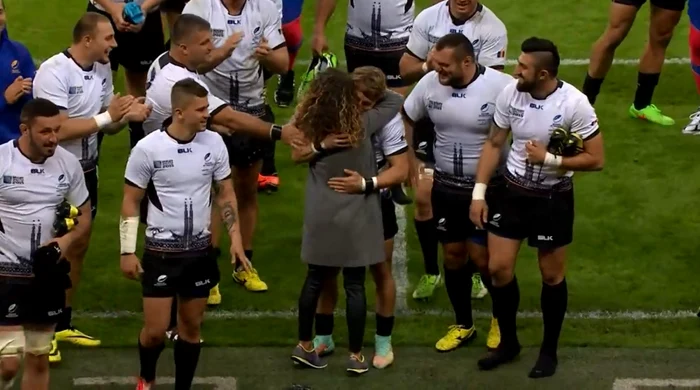 Florin Surugiu şi iubita sa, felicitaţi de sportivii Naţionalei României FOTO: captură video
