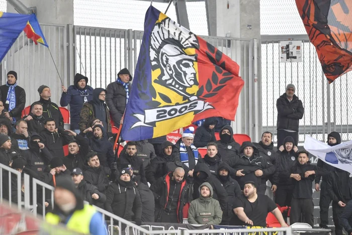 Fanii FCU Craiova au provocat suspendarea meciului cu Sepsi (FOTO: InquamPhotos)