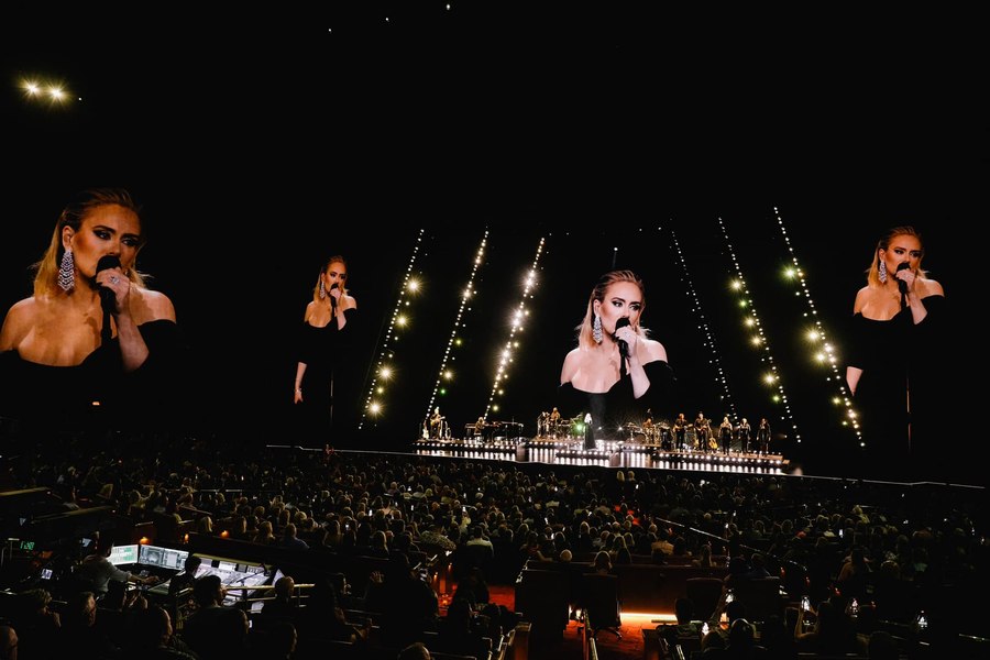 Adele împlinește 35 de ani. Este prima artistă din UK care a vândut trei milioane de exemplare ale unui album într-un an VIDEO 