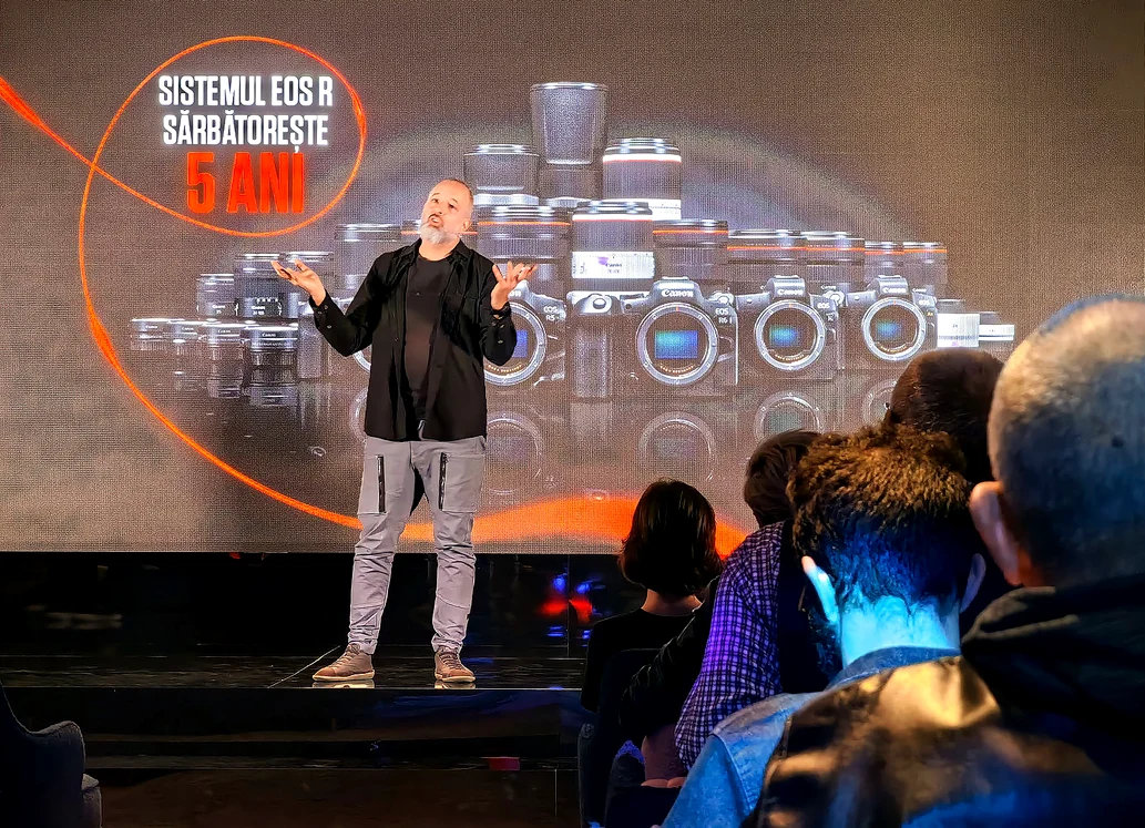 Luka Vunduk povestind despre experiența sa cu Canon EOS R. FOTO Adrian Pogîngeanu