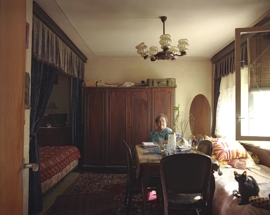 Târgoveţii din piaţa de lângă bloc dorm în baldachinul ei
