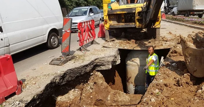 Primarul municipiului a invocat nemulţumirile slătinenilor, legate de infrastructura deterioraă, de calitatea apei... FOTO: Facebook/CAO Olt