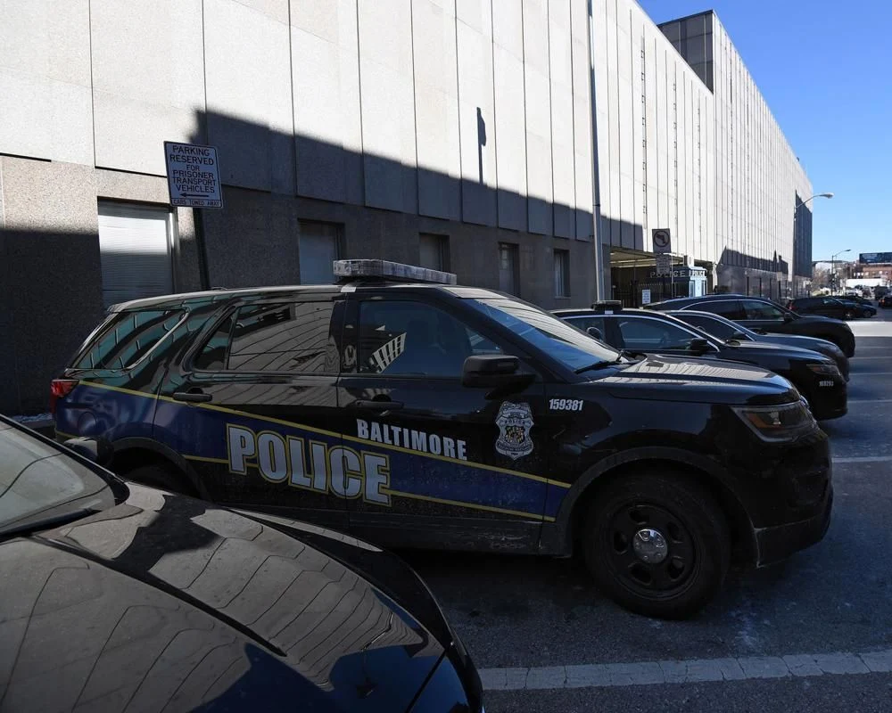 Un adolescent din SUA, încătușat după ce un sistem AI a confundat o pungă de chipsuri cu o armă: „Poliția a venit cu vreo opt mașini”