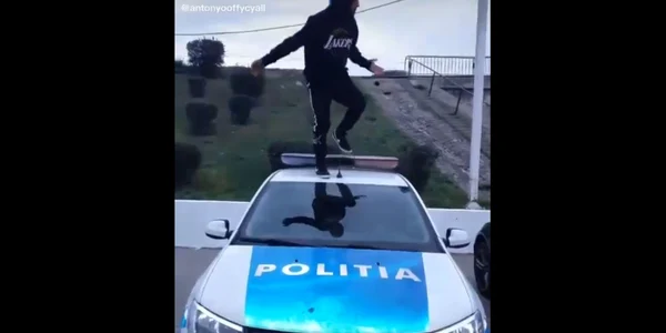 Tanar pe masina Politiei jpg