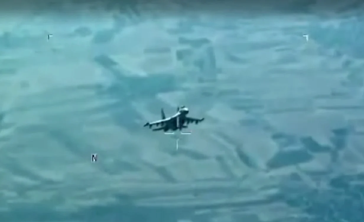 Un avion de vânătoare rusesc a tras rachete de semnalizare asupra unei drone FOTO Captură video