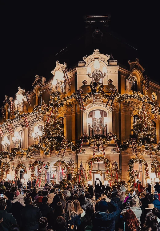 Decorul din 2023 și mulțimea adunată în fața casei FOTO Facebook/Alberto Groșescu