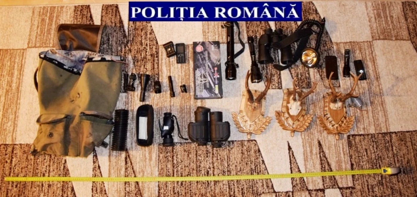 Poliţiştii au găsit trofee, arme, dar şi carne de vânat şi alcool FOTO: IPJ Bistriţa-Năsăud
