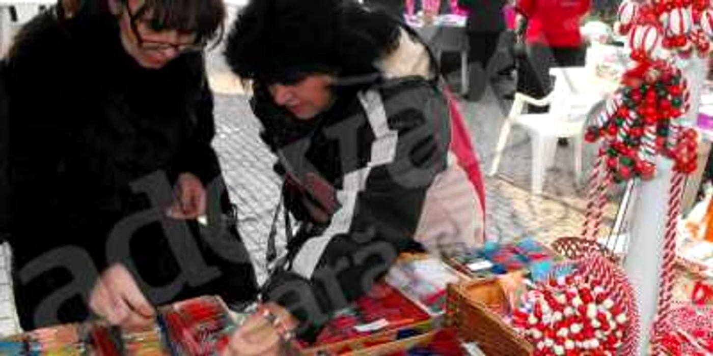 Mărţişoarele sunt realizate din scoici, ceramică, piele, mărgele sticlă, piatră, lemn