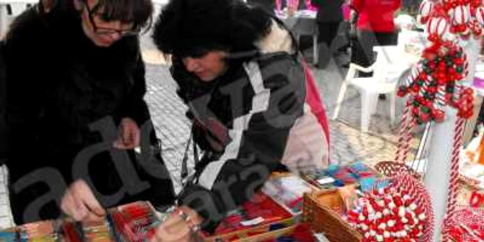 Mărţişoarele sunt realizate din scoici, ceramică, piele, mărgele sticlă, piatră, lemn